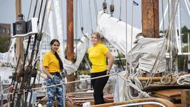 Liv Nora (17) og Denise (18) seiler Tall Ships' races i sommerferien