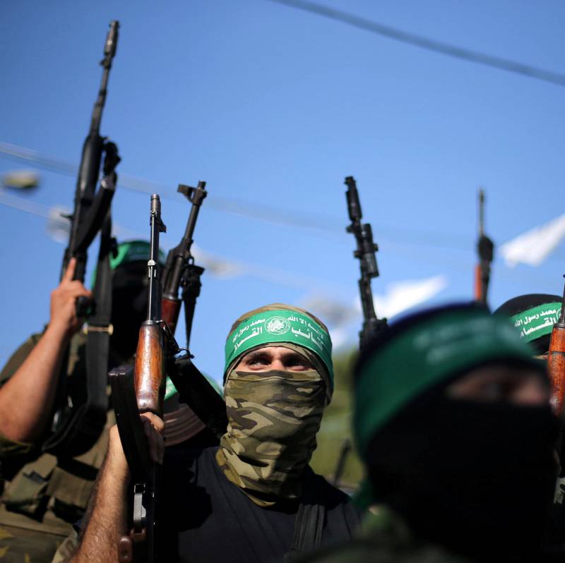 jubel: Hamas-soldater på Gaza feirer at den palestinske fangen Mohammed al-Bashiti ble frigitt etter 12 år i israelsk fengsel denne uka. 
