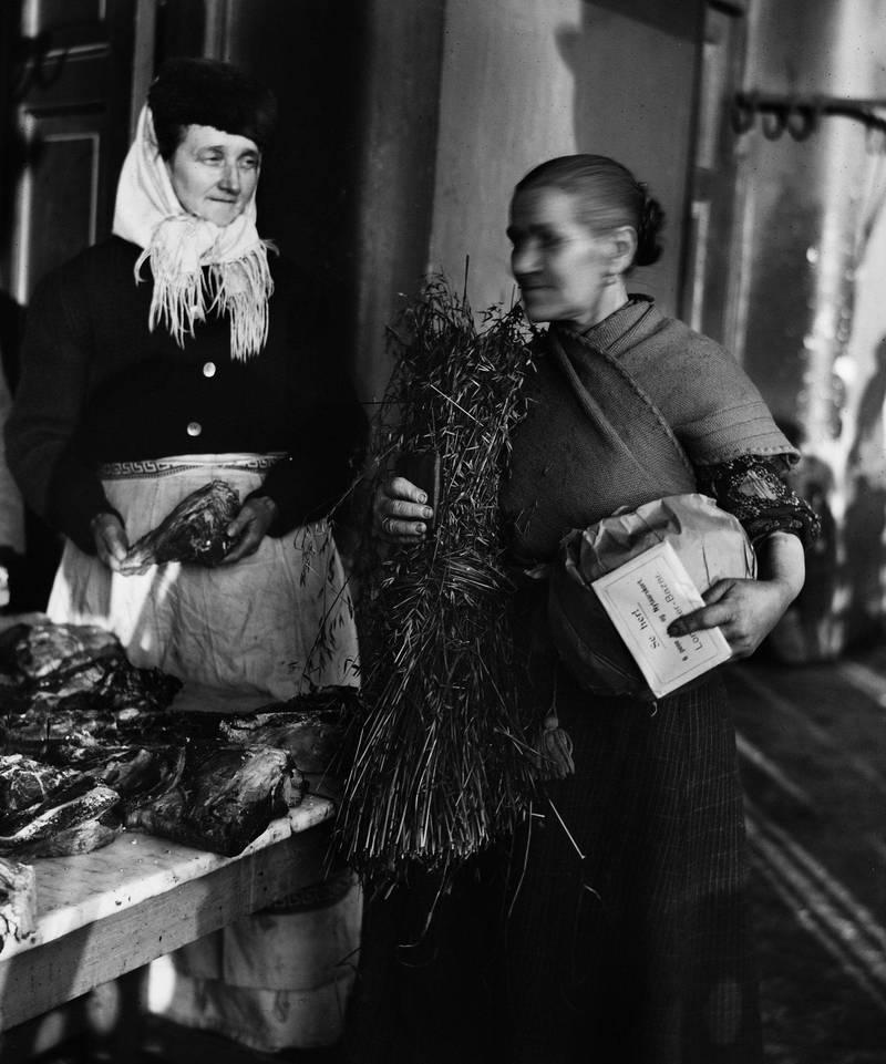 En kone handler i kjøttbasarene på Youngstorget i desember 1910. Billige kjøttbein og hestekjøtt var mat som ble handlet her i dårlige tider, skambelagt, men mettende og næringsrikt.
