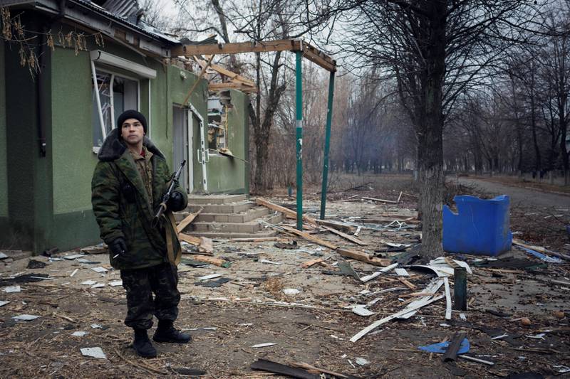 "Joguslaveren" tør ikke å stå stille. - Jeg er redd for snikskyttere her, forteller han. Området ligger ved frontlinjen og de ukrainske styrkene er ikke langt unna. Skyting og bombing høres i bakgrunnen til tross for en slags våpenhvile. FOTO: KYRRE LIEN