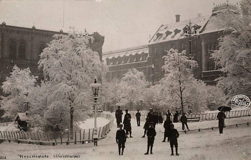 I 1897 flyttet NTB kontorer til Blaauwgården i Akersgata 16, i nærheten av Wessels plass (avbildet).
