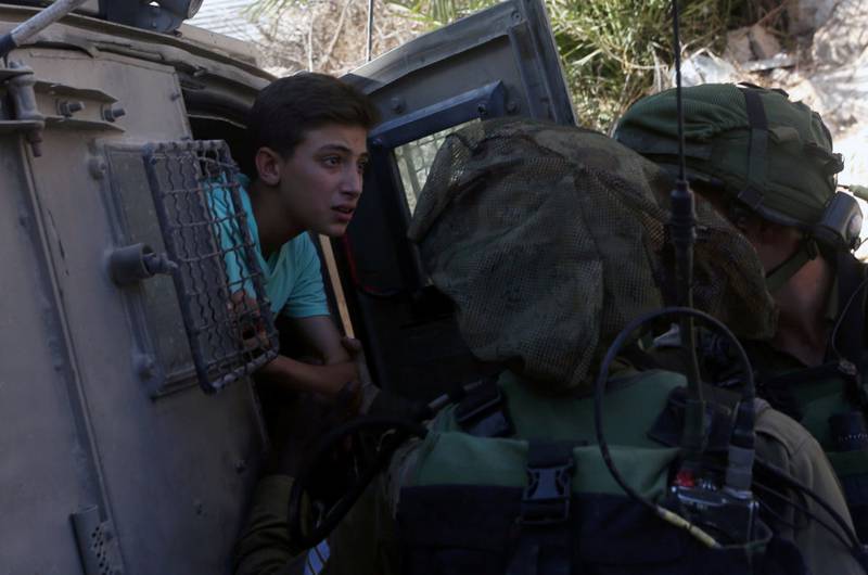 En palestinsk gutt blir sluppet fri etter å ha blitt anholdt av israelske soldater i september i fjor. 