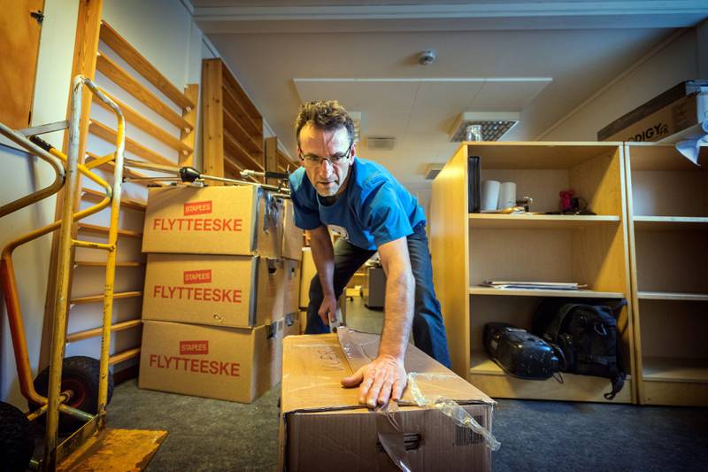 Erik Eriksson pakker nå sammen flere kasser med cd-er og vinylplater i NRK-huset på Ullandhaug. Foto: Roy Storvik.