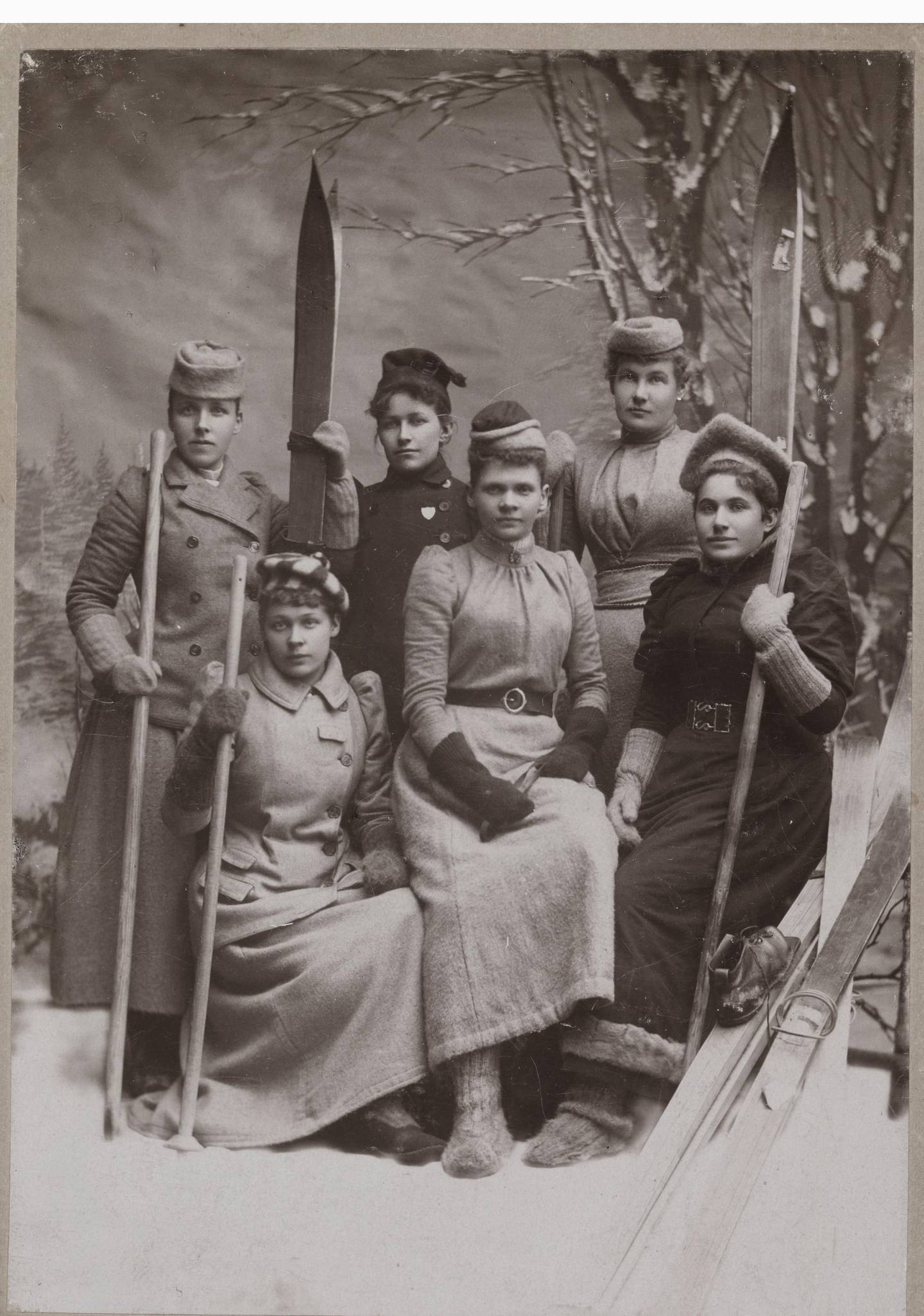 Disse ungdommene fra Kristiania skiforening fikk foreviga årets skiutrustning utstyr hos fotografen på 1890-tallet. (Foto: Christian Gihbsson, Nasjonalbiblioteket)
