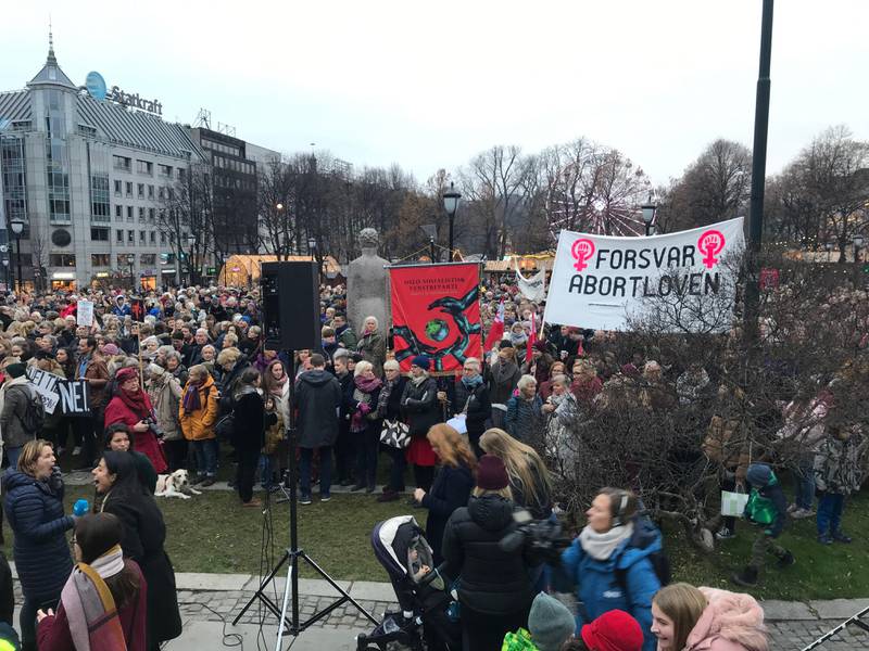 Tusenvis møtte opp på Eidsvolls plass i Oslo lørdag ettermiddag for å demonstrere mot endringer i abortloven.