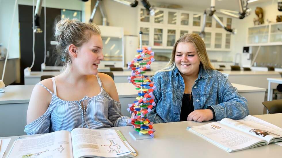 Silje Marie Eltervåg og Kine Vedøy tar opp eksamen i naturfag på Sommerskolen i år.