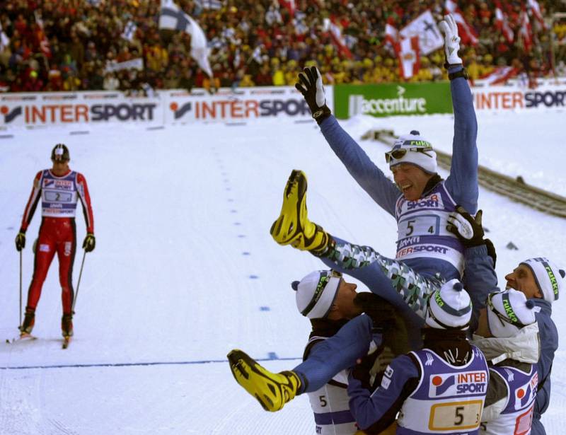 fest: Mika Myllylä feires av det finske gullaget, mens Tor Arne Hetland sklir utslått inn til sølv. FOTO: ULF PALM/NTB SCANPIX/TT