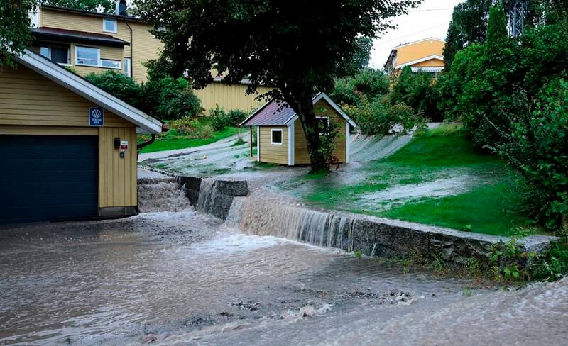 Brannvesenet i Asker og Bærum hadde ikke kapasitet til alle henvendelser om oversvømmelser i private kjellere lørdag og ba folk ta kontakt med forsikringsselskapene sine.