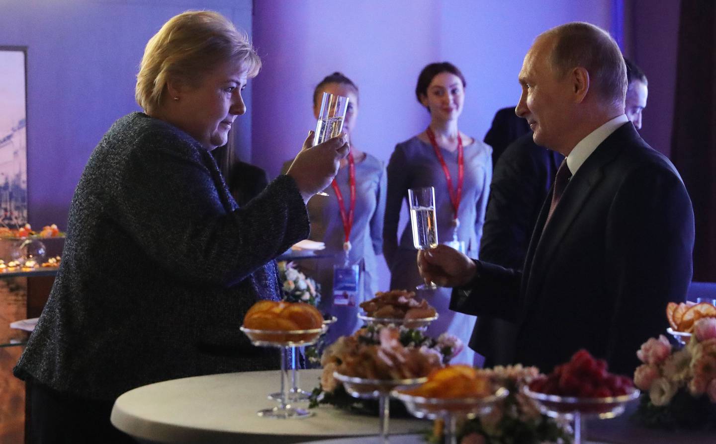 Il presidente russo Vladimir Putin (destra) e il primo ministro norvegese Erna Solberg durante una cena di lavoro dopo l'International Arctic Forum di San Pietroburgo, 9 aprile 2019 (Foto di Mikhail Klementiev/Sputnik/AFP)
