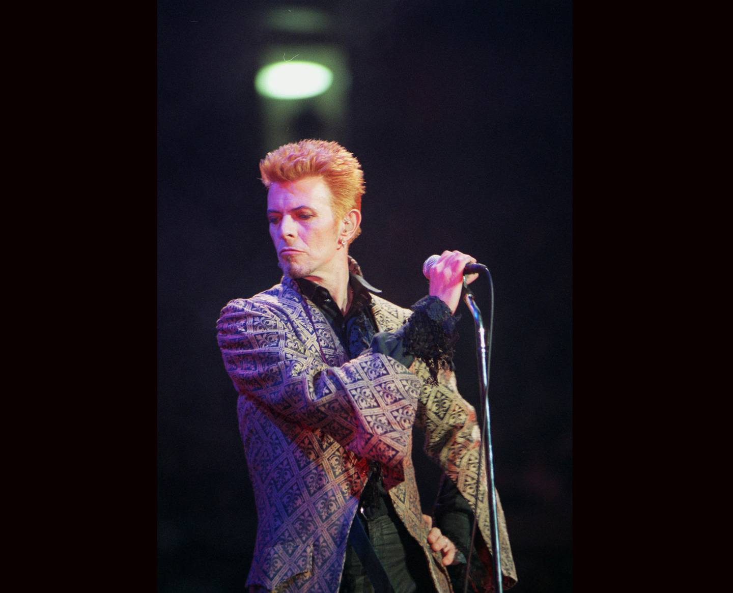 David Bowie på scenen i Madison Square Garden i New York på sin 50-årsdag i 1997.