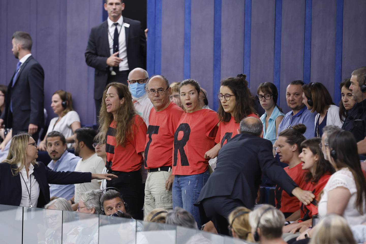 Aktivister møtte opp for å demonstrere i Europaparlamentet onsdag. Motstandere mener EU går inn for å «grønnvaske» gass og atomkraft.