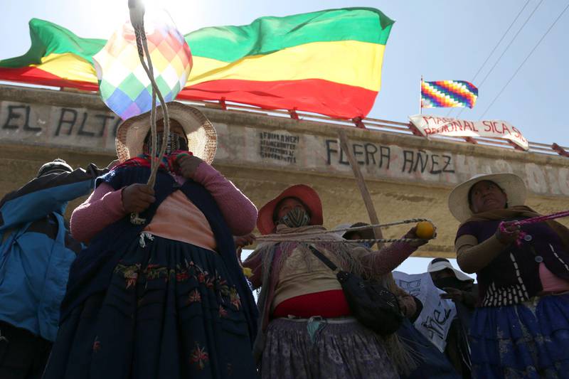 Supporters of Bolivian former president (2006-2019) Evo Morales block the highway between La Paz and El Alto to protest against a second postponement of the general election due to the COVID-19 novel coronavirus pandemic and to demand the resignation of President Jeanine Anez, in El Alto, on August 12, 2020. - Bolivia postponed its general elections -originally scheduled for May, then deferred for September- for a second time because of the coronavirus pandemic, putting it off until October 18. (Photo by LUIS GANDARILLAS / AFP)