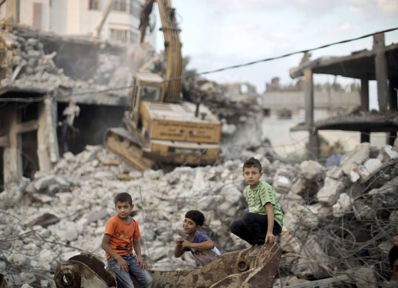 Palestinske barn leker i det krigsherjede Gaza i høst. Israel ser fordeler med å ha Hamas som fiende i Gaza. Alternativet kunne vært mye verre. FOTO: MAHMUD HAMS/NTB SCANPIX