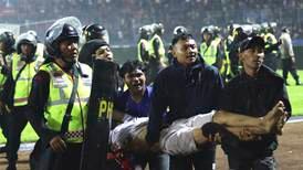 Dødstallet til 125 etter stadiontragedien i Indonesia