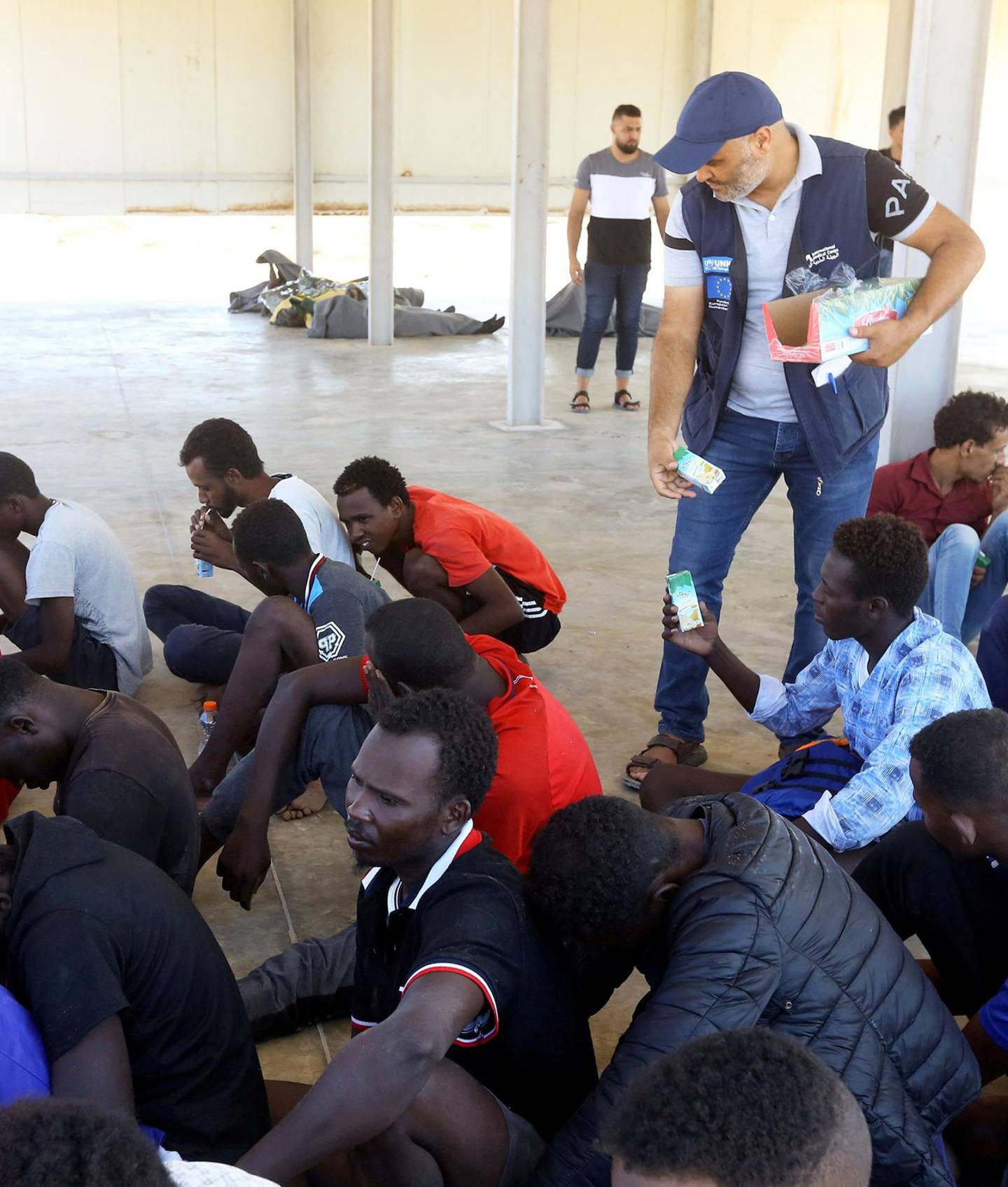 reddet: Migranter som ble reddet utenfor Libya i slutten av august, får mat og vann. FOTO: NTB SCANPIX