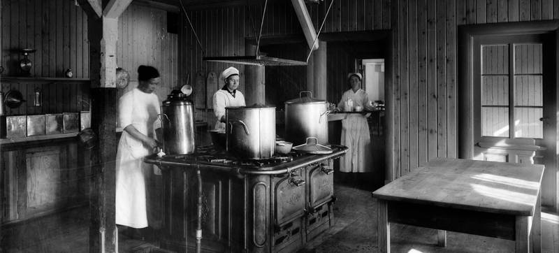 KJØKKENTJENESTE CIRKA 1920: Arbeidsforholda for kokker i restaurantbransjen var mildt sagt ille på begynnelsen av 1900-tallet, med arbeidsuker på opptil 100 timer. Disse kokkene jobba ved Norsk Konfeksjonsfabrikk i Thorvald Meyers gate 9, hvor arbeidstida nok var kortere.
