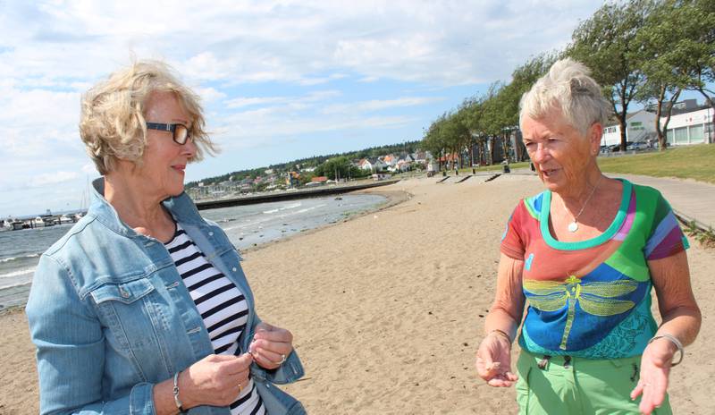Mossingene Berit Johnsen (t.v.) og Anne Kvam mener det er en skandale at Moss kommune mister det blå flagget på den flotte, offentlige bystranda.