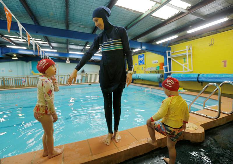 I Australia er svømmeinstruktør Fadila Chafic i Sydney blant dem som bruker burkini.