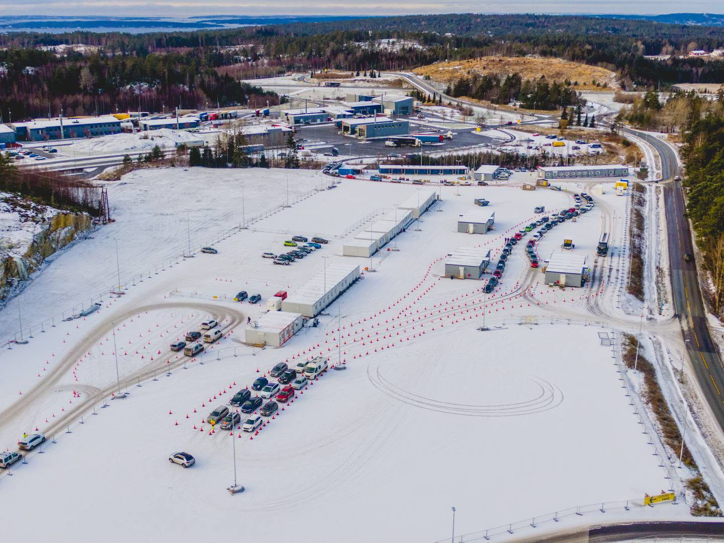 Svinesund 20211203. 
Grensestasjonen på Svinesund etter at det igjen er innført pålegg om at alle reisende må teste seg for koronavirus og omikronsmitte ved innreise.
Foto: Stian Lysberg Solum / NTB