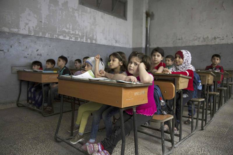Å gå på skolen er farlig for syriske barn, som disse i Aleppo. Sivle har aldri før vært så utsatt for angrep, sier FNs generalsekretær.