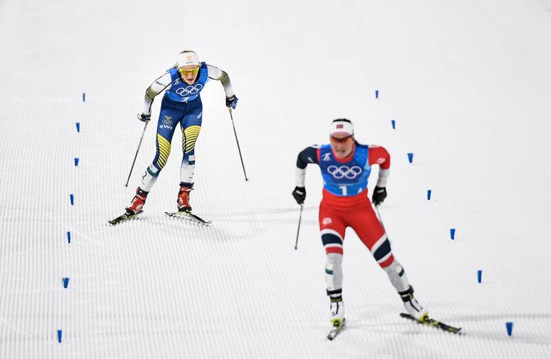 Stafetten: Stina Nilsson (bak) må gi tapt for Marit Bjørgen.