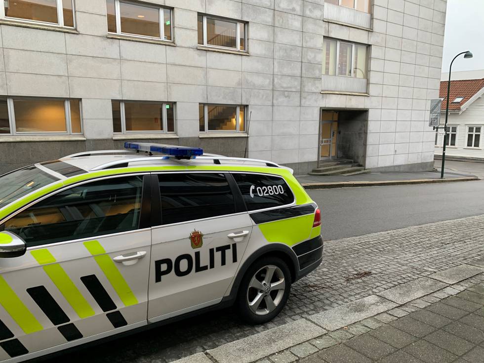 Politibil utenfor Stavanger tinghus.