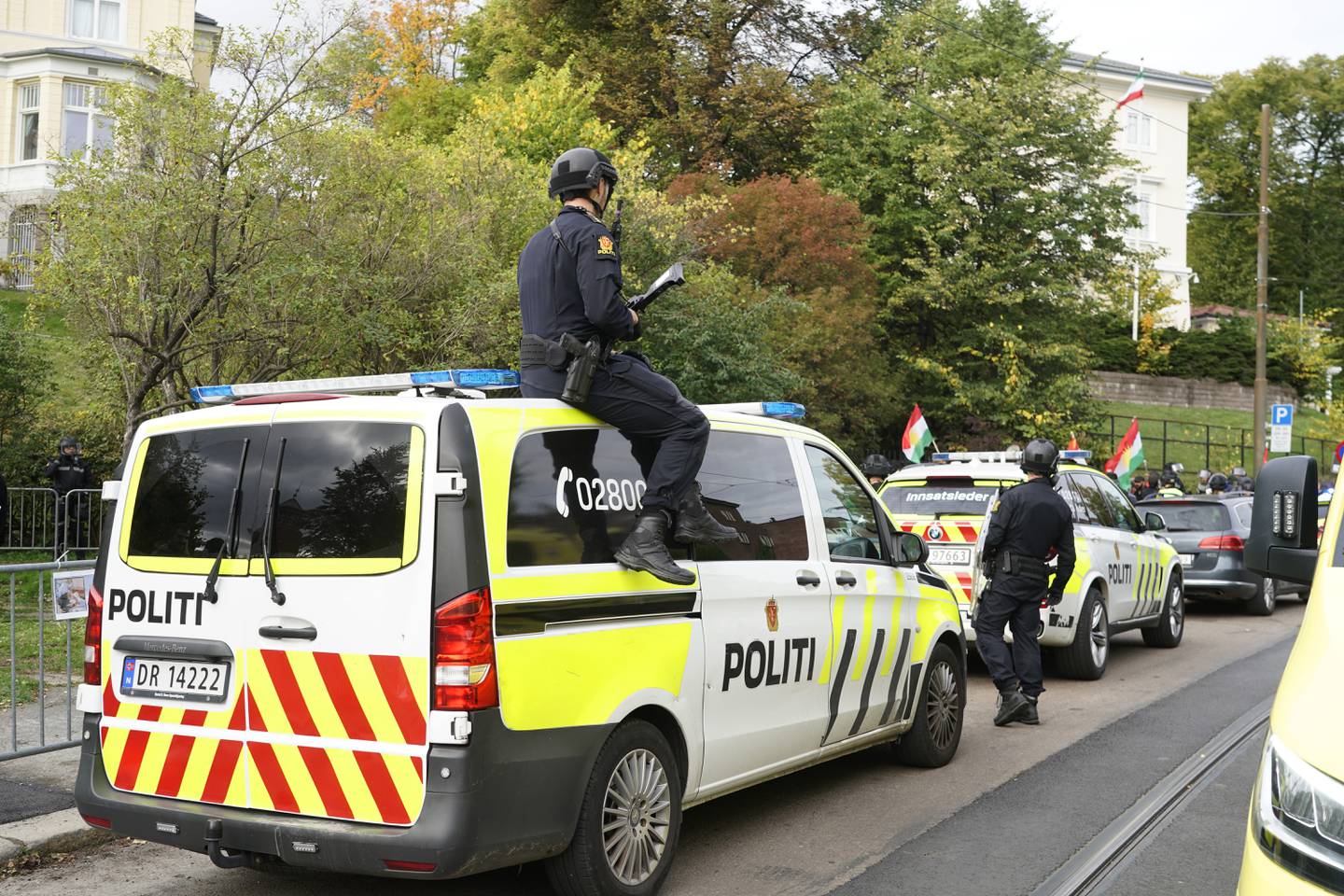 Politiet mener de har kontroll etter at det oppsto en voldelig demonstrasjon ved Irans ambassade i Oslo torsdag ettermiddag. 
Foto: Terje Pedersen / NTB