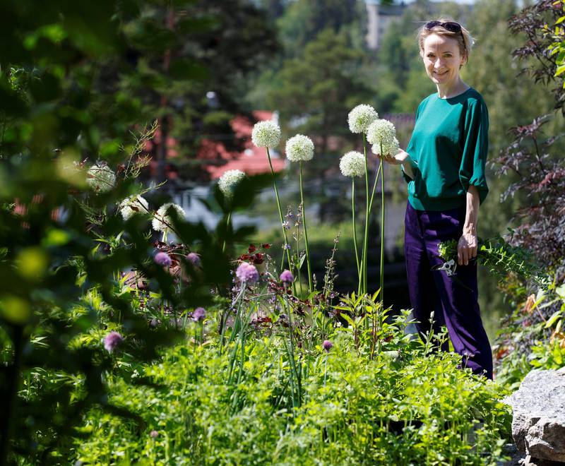 MATPLANTER: Anne Havåg Holter-Hovind har dedikert et helt område i hagen til spiselige planter. 	ALLE FOTO: HEIKO JUNGE/NTB SCANPIX