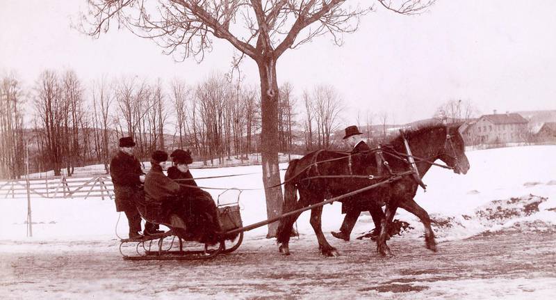 Hest og slede ved Geitmyra gård i Tåsenveien 2 i 1900.