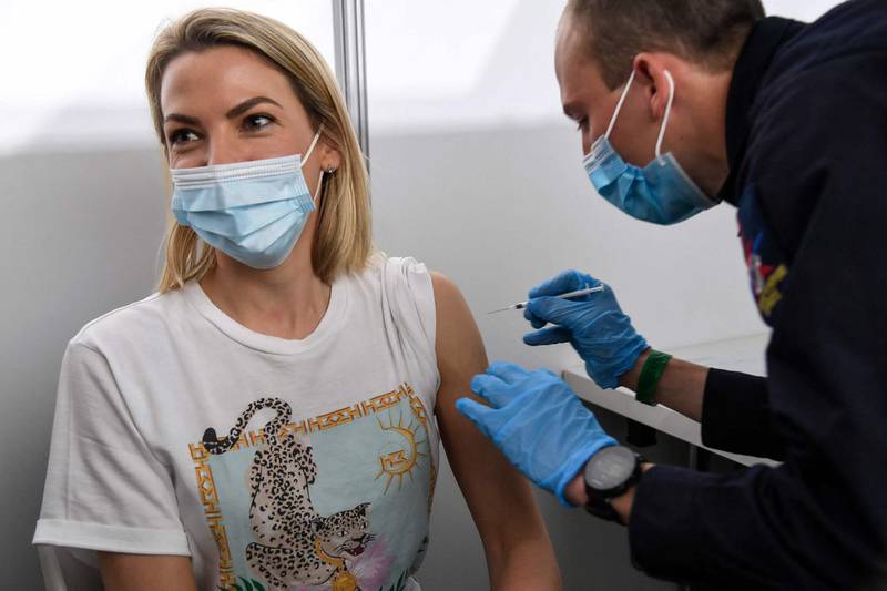 En kvinne får Pfizer-vaksinen i Paris. Denne er blant koronavaksinene som har vist svært gode resultater. En svært sjelden gang ser man likevel at noen blir smittet selv om de er vaksinert.