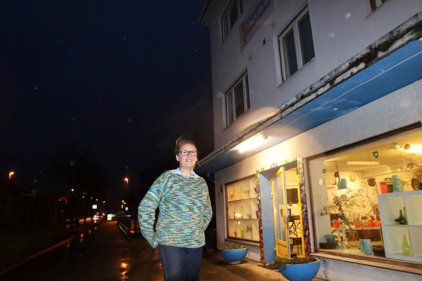 Trine Sundt er fra Bergen, men er Stavangers eneste glassblåser. På grunn av bussveiutbyggingen på riksvei 44 på Gausel må Stavanger glassblåseri flytte innen 1. mai.