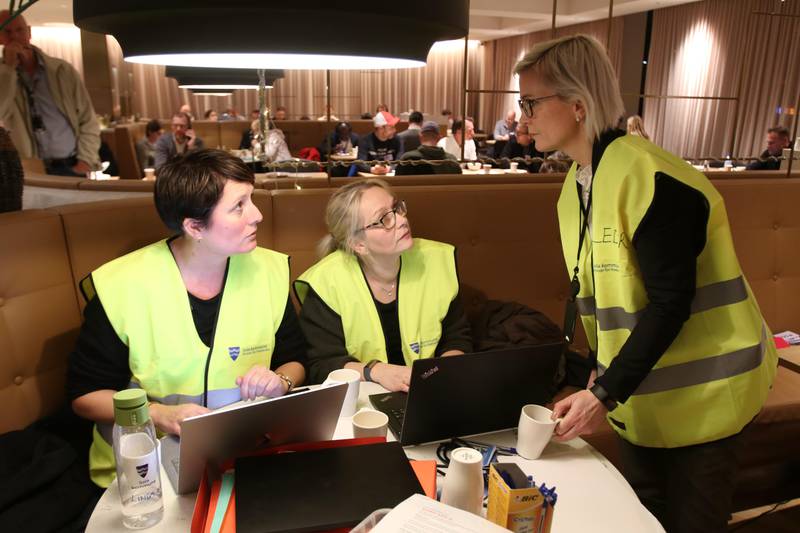Linda Høie (f.v.), Annelise Dommersnes og Reidun Vigdel Ølberg var blant dem som tok imot evakuerte og passasjerer fra Stavanger lufthavn på Radisson Blu Atlantic Hotel.