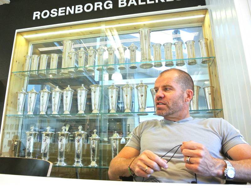 Stig Inge Bjørnebye foran veggen som forteller noe av Rosenborgs suksess. FOTO: REIDAR SOLLIE