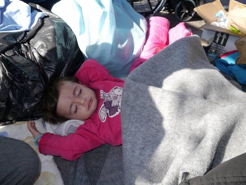 Lille Naya sover ute i Pireus havn, som mange andre. FOTO: ÅSNE GULLIKSTAD