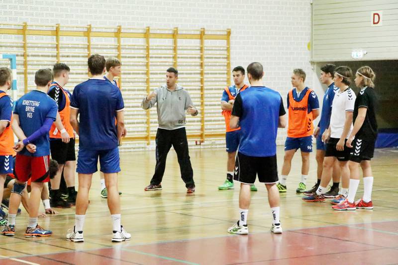 Dalibor Sedjak er fornøyd med hvor mange spillere han har på trening, noe som gjør kvaliteten på treningene bedre. Det hever også i sin tur spillerne, og gjør laget mer konkurransedyktig. Foto: Pål Karstensen