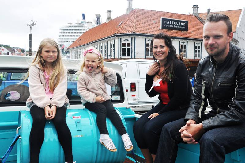 Bilfamilie: Chris og Camilla Lie sammen med barna Camilla (7) (til høyre) og Cassandra (4) i pickupen.