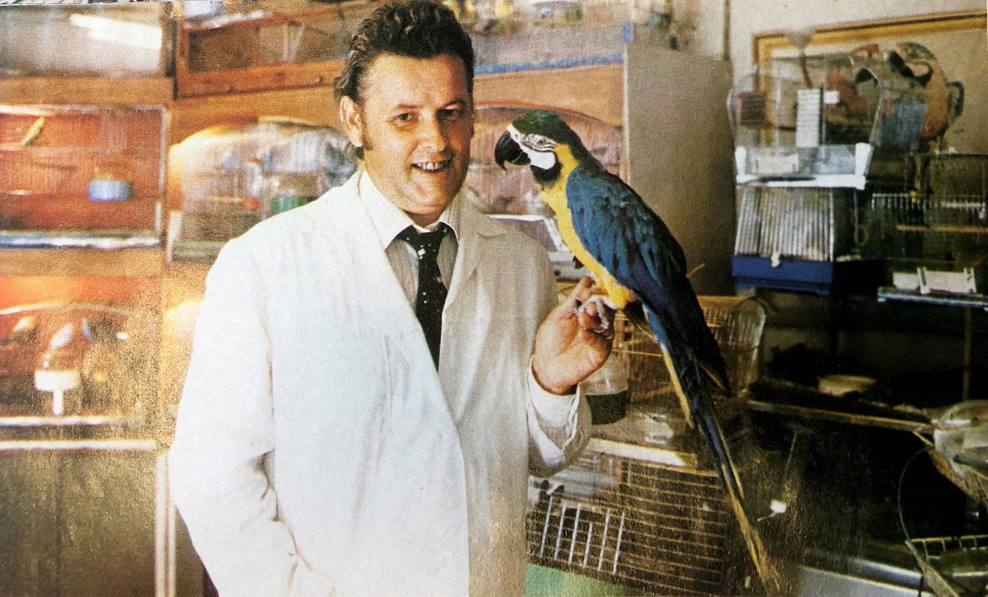Faren til Kjetil, Kjell Jordbakke, overtok butikken i 1960. Her fotografert for Programbladet sammen med Ara, papegøyen som la egg i kommodeskuffen til Kjetil. FOTO: ROBERT MEYER