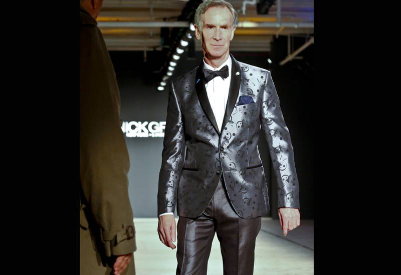 Bill Nye (61) på catwalken under New York Fashion Week. 