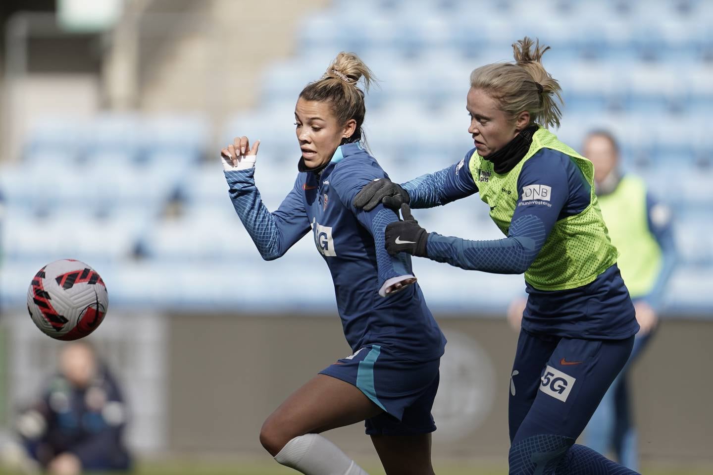 Celin Bizet Ildhusøy og Julie Blakstad under en trening med kvinnelandslaget i fotball på Ullevaal stadion før VM kvalifiseringskampen mot Kosovo.