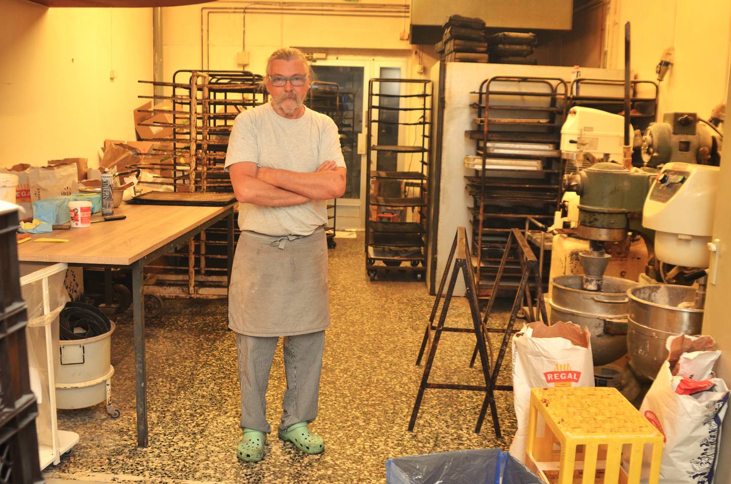 Endrede åpningstider, og mulighet til å ta noen feriedager, gjør at baker Jan Erik Evensen orker å fortsette i jobben.