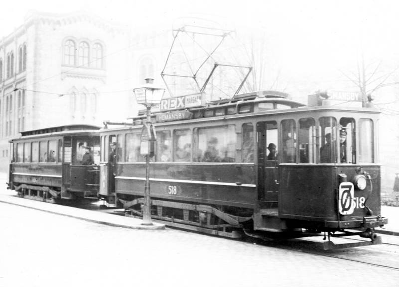 Sporvogn fra Akersbanene AS utenfor Stortinget, linje 70 Østensjøbanen rundt 1925. 