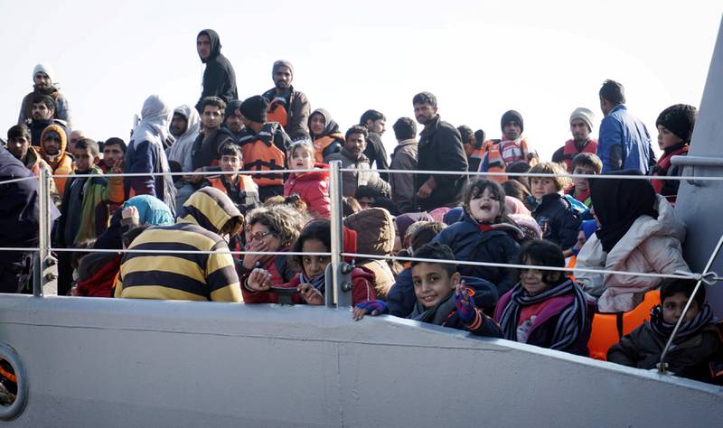 Migranter og flyktninger kommer fortsatt til Hellas, men tallene har gått opp og ned siden avtalen ble gjort. Disse ankom Lesbos onsdag etter å ha blitt plukket opp til sjøs. Mandag starter returene til Tyrkia. FOTO: NTB SCANPIX