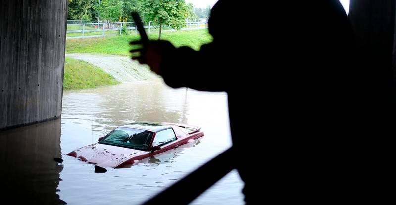 Sjåføren måtte etterlate denne bilen i en undergang i Asker etter voldsomt regnvær lørdag.
