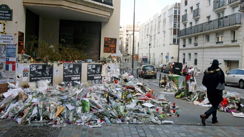 Støtteerklæringene mot Charlie Hebdo var mange etter fjorårets terrorangrep. Et år senere opplever de ansatte at de kjemper alene. FOTO: Remy de la Mauviniere/NTB SCANPIX
