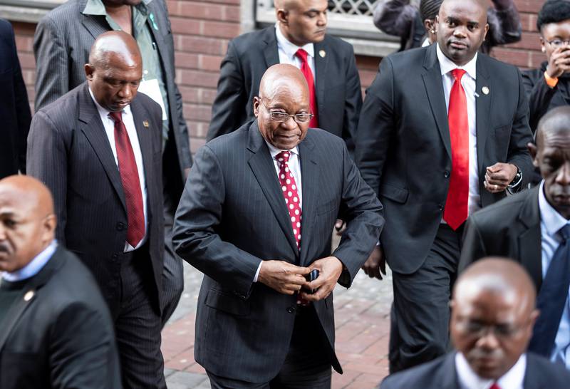 I RETTEN: Ekspresident Jacob Zuma i det han ankom retten i Durban i Sør-Afrika i går. Zuma er tiltalt for svindel og korrupsjon. 	FOTO: MARCO LONGARI/NTB SCANPIX