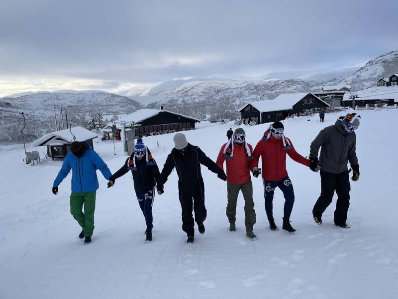 Blindebukk i snøen for Viking-spillerne. Foto: Viking FK