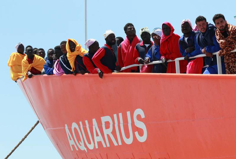 REDDET: Leger uten grensers skip Aquarius ankommer havnen i Salerno i Italia med 1.004 migranter om bord, blant dem 240 barn, redde fra Middelhavet. Siden starten av året har mer enn 50.000 migranter kommet til Italia, og tallet øker kraftig når finværet nå har kommet. 