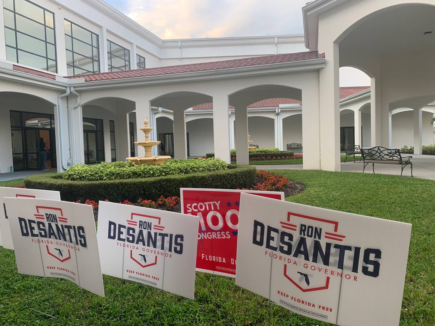 Ron DeSantis er favoritt til å vinne guvernørvalget i Florida.