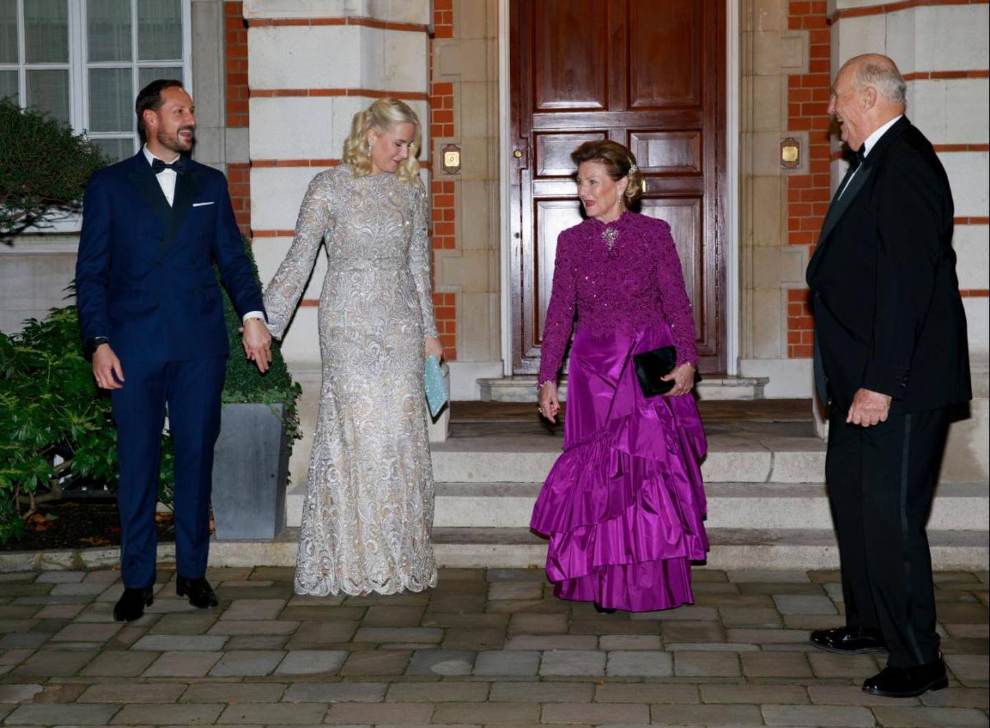 Kong Harald og dronning Sonja, sammen med kronprins Haakon og kronprinsesse Mette-Marit i London før mottakelse og middag i i anledning 70-årsdagen til Prinsen av Wales. Foto: Nina E. Rangøy / NTB scanpix