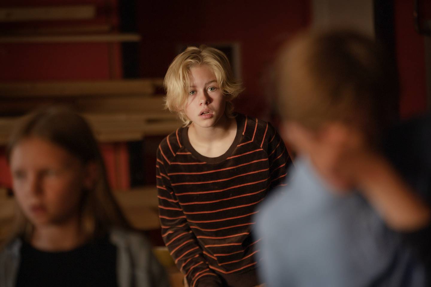 Unge Marin (Alma Günther) er den mest oppegående typen i Utmark, som forgjeves prøver å få foreldrene til å skjerpe seg.